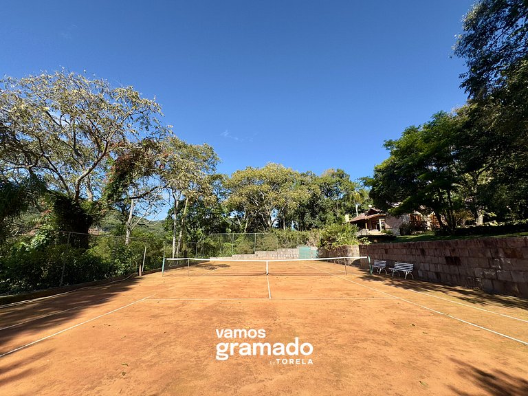 Lindo sítio com piscina, quadra de tênis e lago