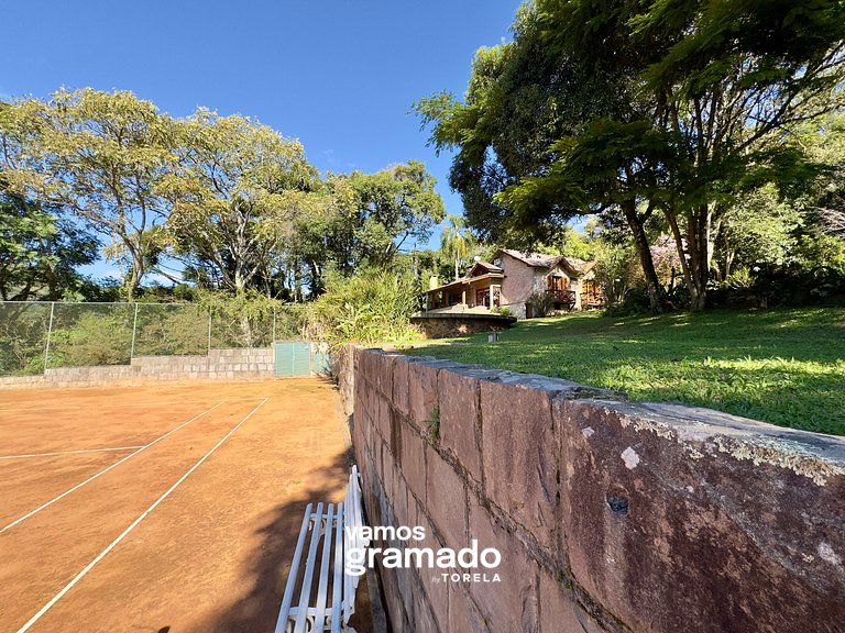 Lindo sítio com piscina, quadra de tênis e lago