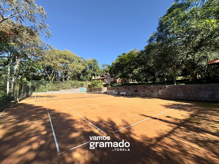 Lindo sítio com piscina, quadra de tênis e lago
