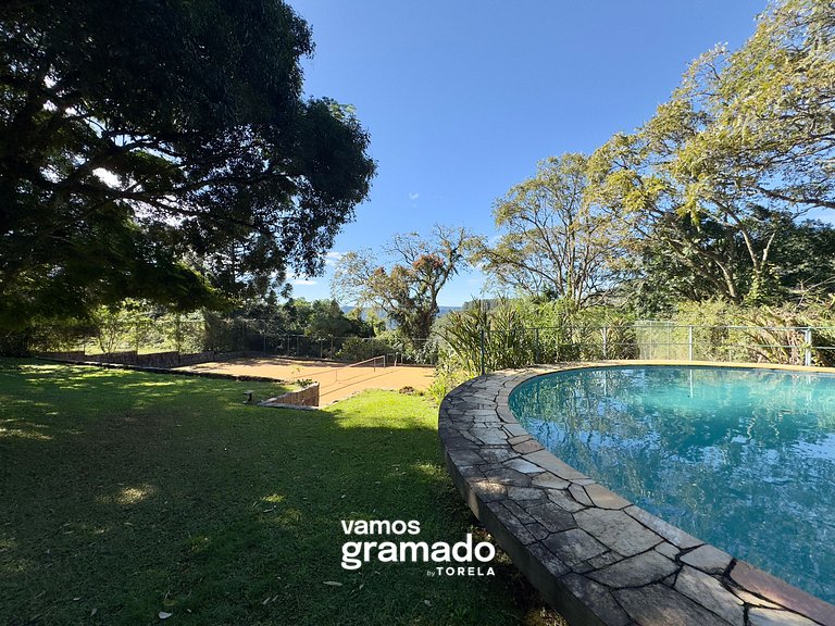 Lindo sítio com piscina, quadra de tênis e lago